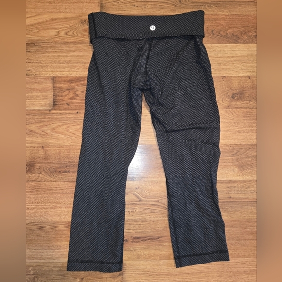 Lululemon black and White Patterned Crop Leggings Size 6, Foldable - Picture 1 of 5